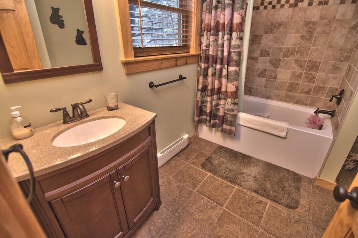 Holiday home Whispering Pines Retreat