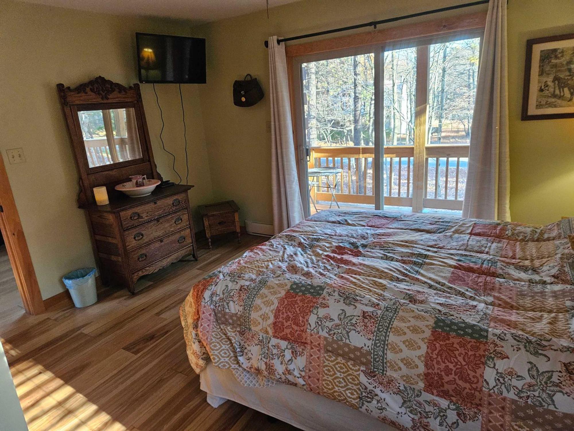 Whispering Pines Retreat Holiday home
